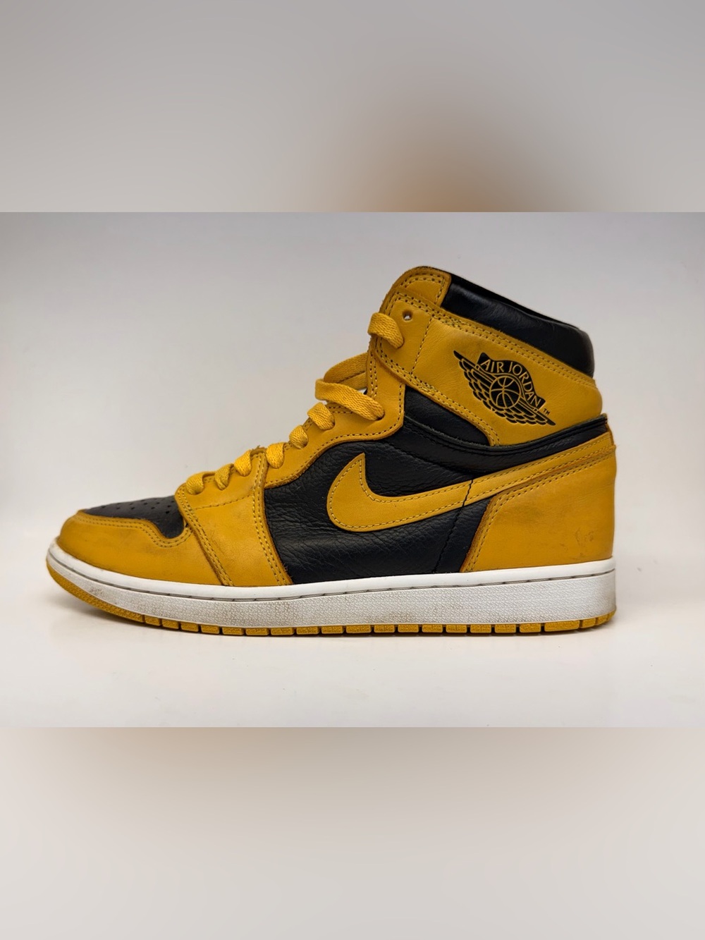 Nike Air Jordan 1 Retro High (194) - Picture 2 of 9